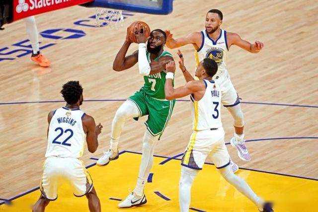 库里三节17+9+10新援22分 勇士大胜开拓者35分